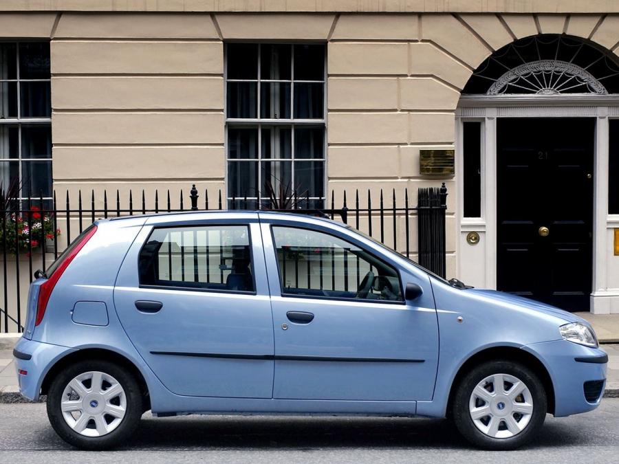  Fiat Punto 5-Door 2003 года  (UK) (фото 4 из 7)